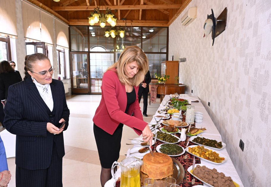 Bolqarıstanın birinci xanımı Azərbaycan milli mətbəxinin nümunələri ilə tanış olub (FOTO)