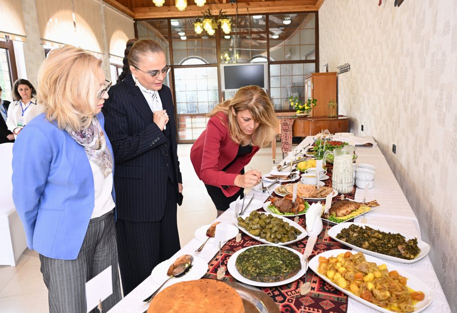 Bolqarıstanın birinci xanımı Azərbaycan milli mətbəxinin nümunələri ilə tanış olub (FOTO)