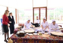 Bolqarıstanın birinci xanımı Azərbaycan milli mətbəxinin nümunələri ilə tanış olub (FOTO)