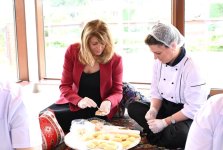 Bolqarıstanın birinci xanımı Azərbaycan milli mətbəxinin nümunələri ilə tanış olub (FOTO)