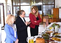 Bolqarıstanın birinci xanımı Azərbaycan milli mətbəxinin nümunələri ilə tanış olub (FOTO)