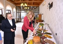 Bolqarıstanın birinci xanımı Azərbaycan milli mətbəxinin nümunələri ilə tanış olub (FOTO)