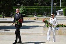 Prezident İlham Əliyev və Birinci xanım Mehriban Əliyeva faşizm üzərində Qələbə uğrunda həlak olan Azərbaycan övladlarının xatirəsini ehtiramla anıblar (FOTO/VİDEO)