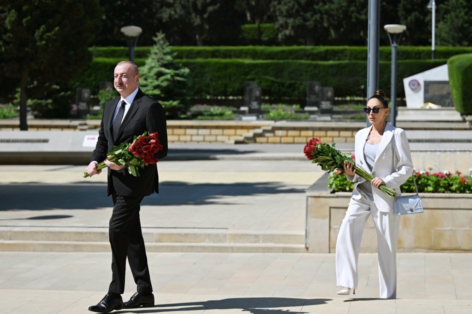 Prezident İlham Əliyev və Birinci xanım Mehriban Əliyeva faşizm üzərində Qələbə uğrunda həlak olan Azərbaycan övladlarının xatirəsini ehtiramla anıblar (FOTO/VİDEO)