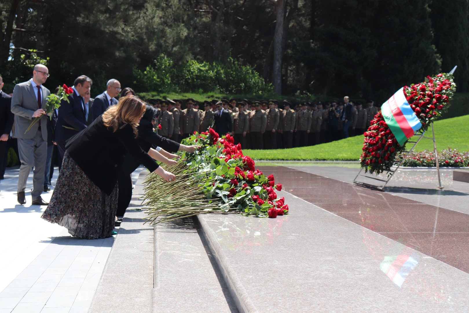 Səhiyyə Nazirliyinin rəhbərliyi və kollektivi ulu öndər Heydər Əliyevin əziz xatirəsini yad edib (FOTO)