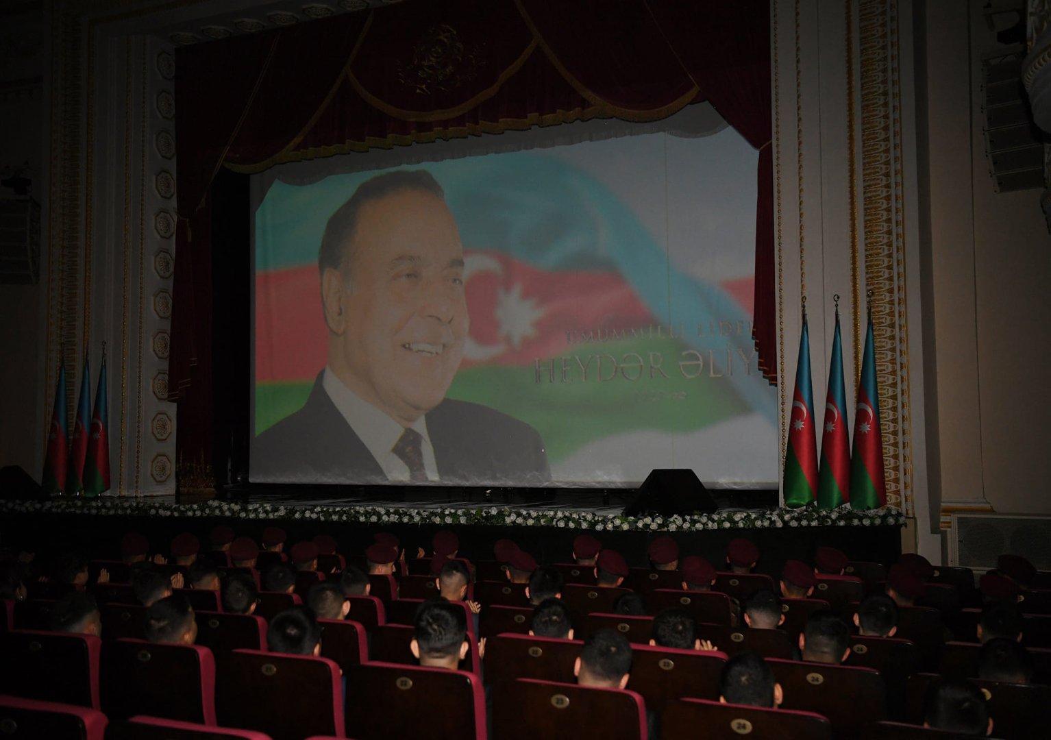 DTX rəisi, general-polkovnik Əli Nağıyev və Xidmətin əməkdaşları Fəxri xiyabanda Ulu Öndərin məzarını ziyarət edib