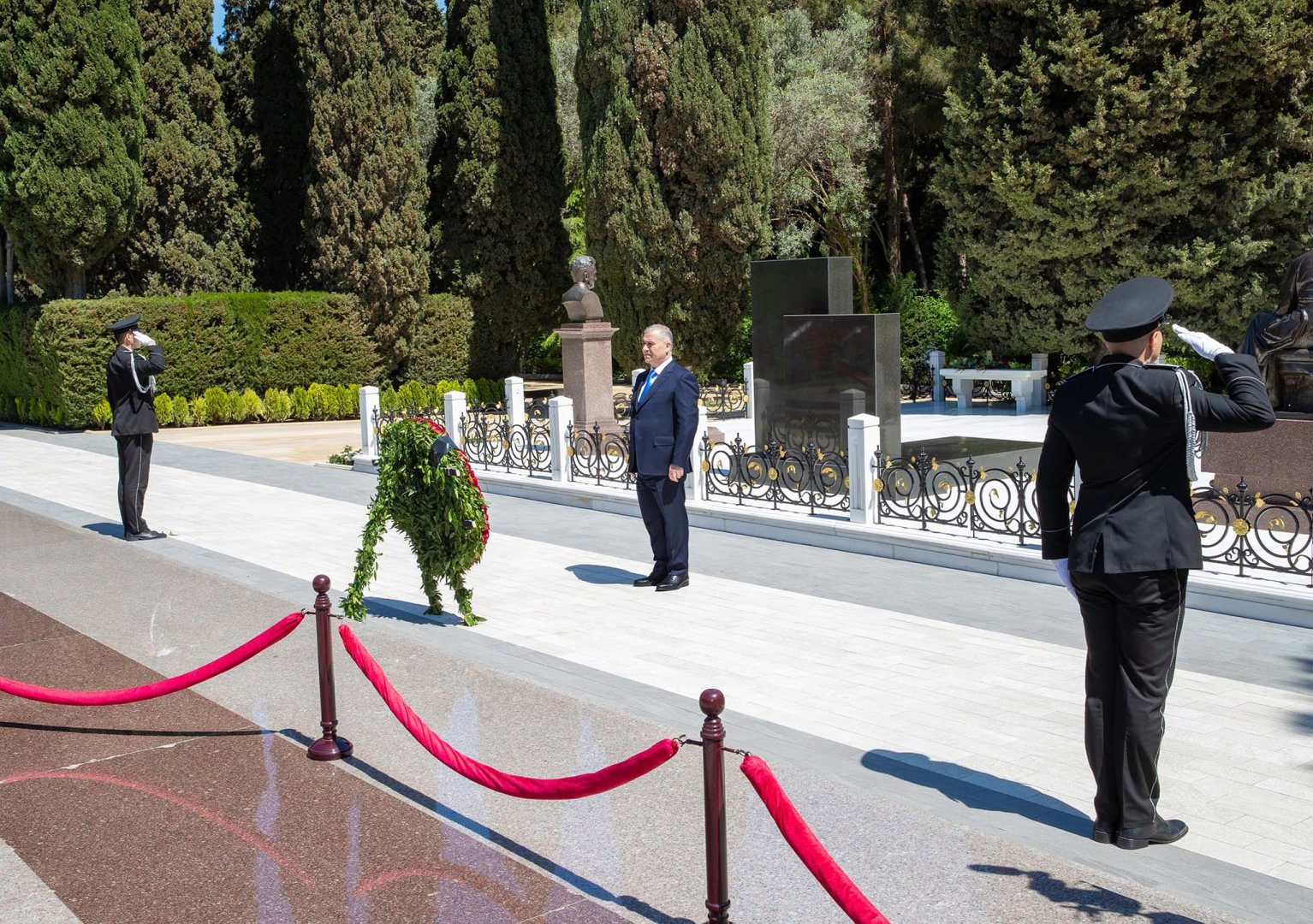 DTX rəisi, general-polkovnik Əli Nağıyev və Xidmətin əməkdaşları Fəxri xiyabanda Ulu Öndərin məzarını ziyarət edib