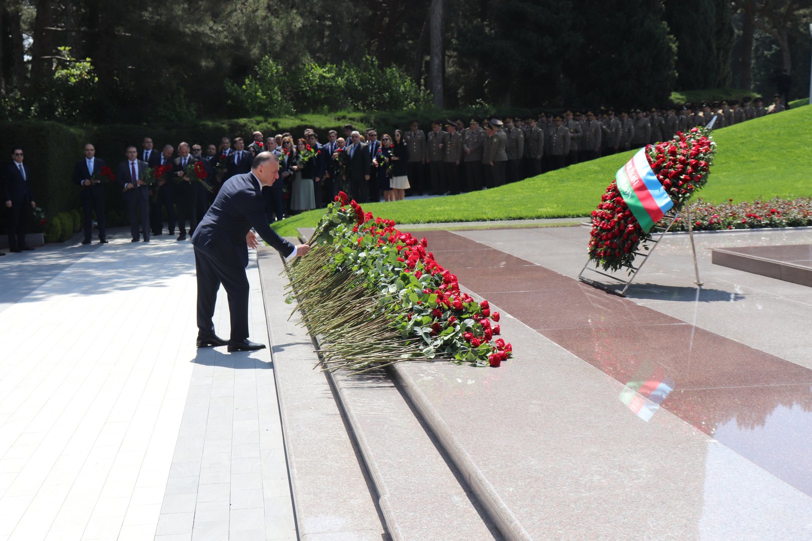 Səhiyyə Nazirliyinin rəhbərliyi və kollektivi ulu öndər Heydər Əliyevin əziz xatirəsini yad edib (FOTO)