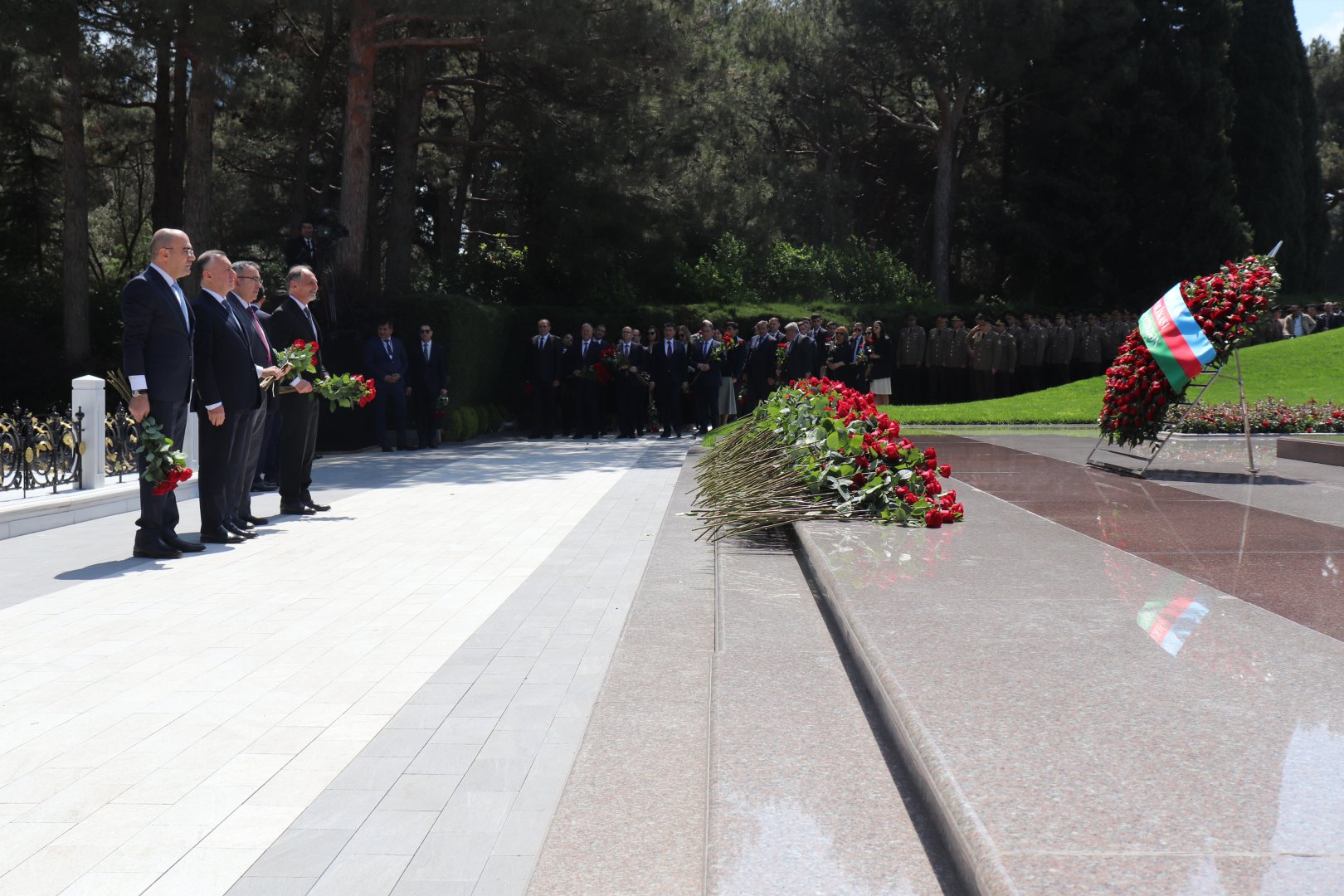 Səhiyyə Nazirliyinin rəhbərliyi və kollektivi ulu öndər Heydər Əliyevin əziz xatirəsini yad edib (FOTO)