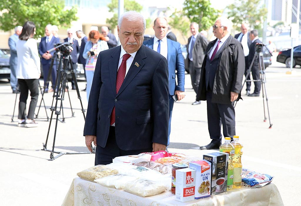 AHİK Ulu Öndər Heydər Əliyevin doğum günü 5450 aztəminatlı ailəyə sovqat göndərib (FOTO)