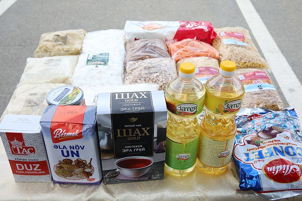 AHİK Ulu Öndər Heydər Əliyevin doğum günü 5450 aztəminatlı ailəyə sovqat göndərib (FOTO)