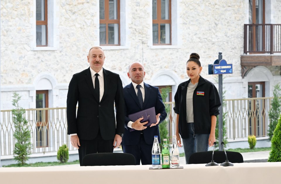 Prezident İlham Əliyev və Birinci xanım Mehriban Əliyeva Şuşada birinci yaşayış kompleksinin açılışında iştirak edib və ilk sakinlərlə görüşüblər (YENİLƏNİB-2) (FOTO/VİDEO)