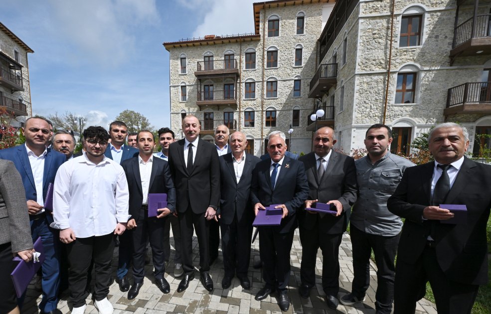 Prezident İlham Əliyev və Birinci xanım Mehriban Əliyeva Şuşada birinci yaşayış kompleksinin açılışında iştirak edib və ilk sakinlərlə görüşüblər (YENİLƏNİB-2) (FOTO/VİDEO)