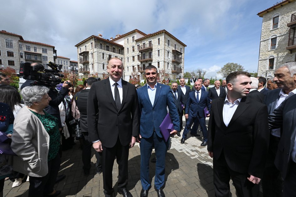 Prezident İlham Əliyev və Birinci xanım Mehriban Əliyeva Şuşada birinci yaşayış kompleksinin açılışında iştirak edib və ilk sakinlərlə görüşüblər (YENİLƏNİB-2) (FOTO/VİDEO)