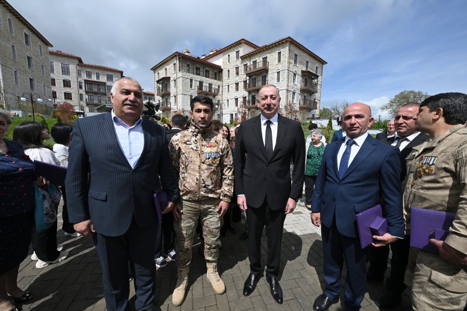 Prezident İlham Əliyev və Birinci xanım Mehriban Əliyeva Şuşada birinci yaşayış kompleksinin açılışında iştirak edib və ilk sakinlərlə görüşüblər (YENİLƏNİB-2) (FOTO/VİDEO)