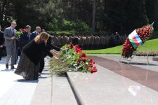 Səhiyyə Nazirliyinin rəhbərliyi və kollektivi ulu öndər Heydər Əliyevin əziz xatirəsini yad edib (FOTO)