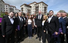 Prezident İlham Əliyev və Birinci xanım Mehriban Əliyeva Şuşada birinci yaşayış kompleksinin açılışında iştirak edib və ilk sakinlərlə görüşüblər (YENİLƏNİB-2) (FOTO/VİDEO)