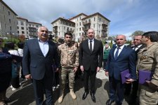 Prezident İlham Əliyev və Birinci xanım Mehriban Əliyeva Şuşada birinci yaşayış kompleksinin açılışında iştirak edib və ilk sakinlərlə görüşüblər (YENİLƏNİB-2) (FOTO/VİDEO)