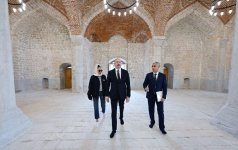 Prezident İlham Əliyev və Birinci xanım Mehriban Əliyeva Şuşada Aşağı Gövhər Ağa məscidində aparılan bərpa işləri ilə tanış olublar (FOTO/VİDEO) (YENİLƏNİB)