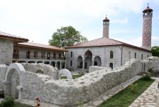 Prezident İlham Əliyev və Birinci xanım Mehriban Əliyeva Şuşada Aşağı Gövhər Ağa məscidində aparılan bərpa işləri ilə tanış olublar (FOTO/VİDEO) (YENİLƏNİB)