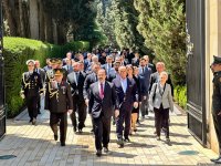 Dövlət rəsmiləri Ulu Öndər Heydər Əliyevin xatirəsini ehtiramla yad edib (FOTO)