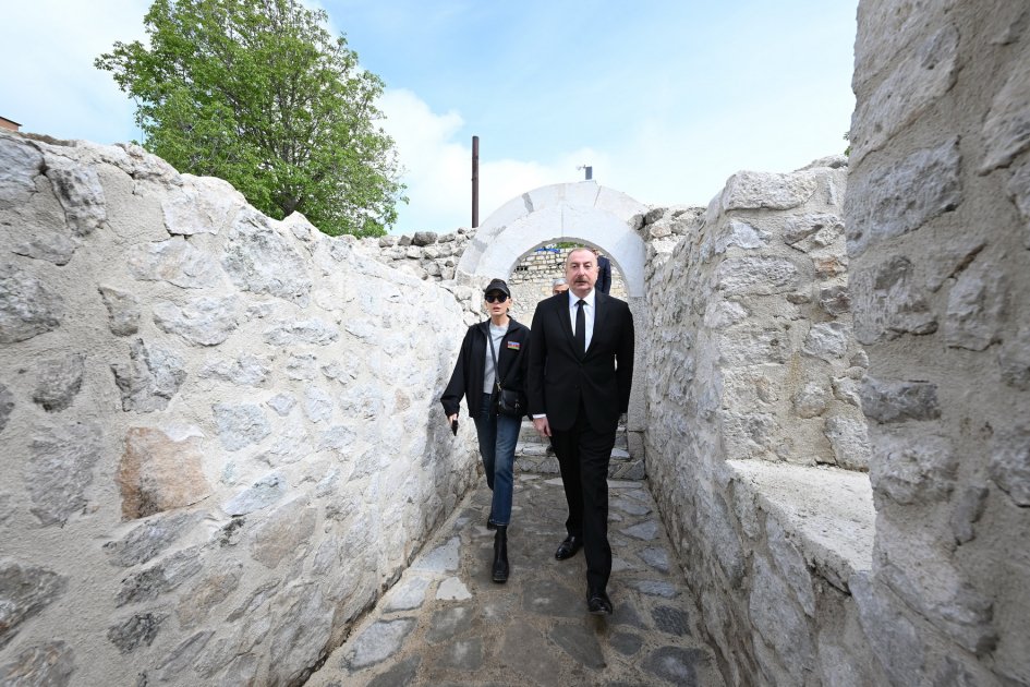Prezident İlham Əliyev və Birinci xanım Mehriban Əliyeva Şuşada Aşağı Gövhər Ağa məscidində aparılan bərpa işləri ilə tanış olublar (FOTO/VİDEO) (YENİLƏNİB)