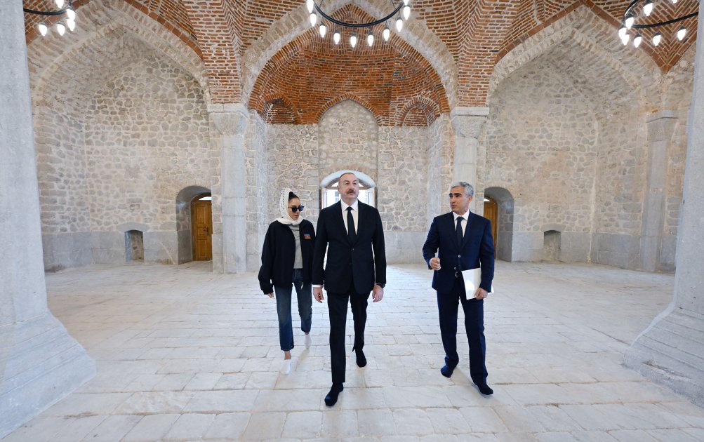 Prezident İlham Əliyev və Birinci xanım Mehriban Əliyeva Şuşada Aşağı Gövhər Ağa məscidində aparılan bərpa işləri ilə tanış olublar (FOTO/VİDEO) (YENİLƏNİB)