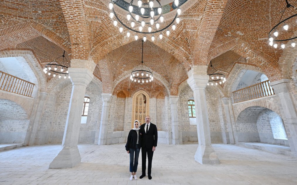 Prezident İlham Əliyev və Birinci xanım Mehriban Əliyeva Şuşada Aşağı Gövhər Ağa məscidində aparılan bərpa işləri ilə tanış olublar (FOTO/VİDEO) (YENİLƏNİB)