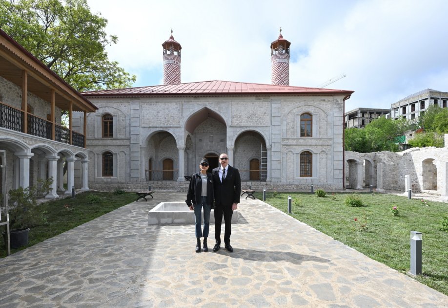 Prezident İlham Əliyev və Birinci xanım Mehriban Əliyeva Şuşada Aşağı Gövhər Ağa məscidində aparılan bərpa işləri ilə tanış olublar (FOTO/VİDEO) (YENİLƏNİB)