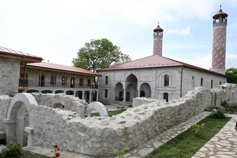 Prezident İlham Əliyev və Birinci xanım Mehriban Əliyeva Şuşada Aşağı Gövhər Ağa məscidində aparılan bərpa işləri ilə tanış olublar (FOTO/VİDEO) (YENİLƏNİB)