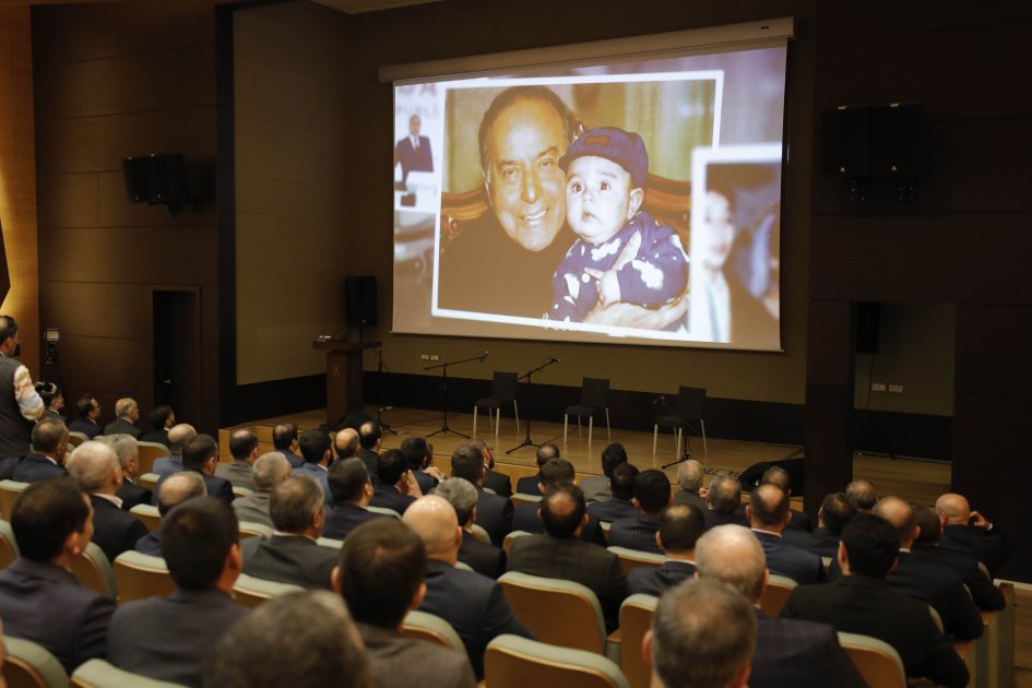 Ümummilli Lider Heydər Əliyevin anadan olmasının 101-ci ildönümü münasibətilə SOCAR-da tədbir keçirilib (FOTO)