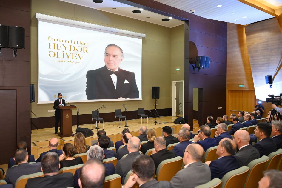 Ümummilli Lider Heydər Əliyevin anadan olmasının 101-ci ildönümü münasibətilə SOCAR-da tədbir keçirilib (FOTO)