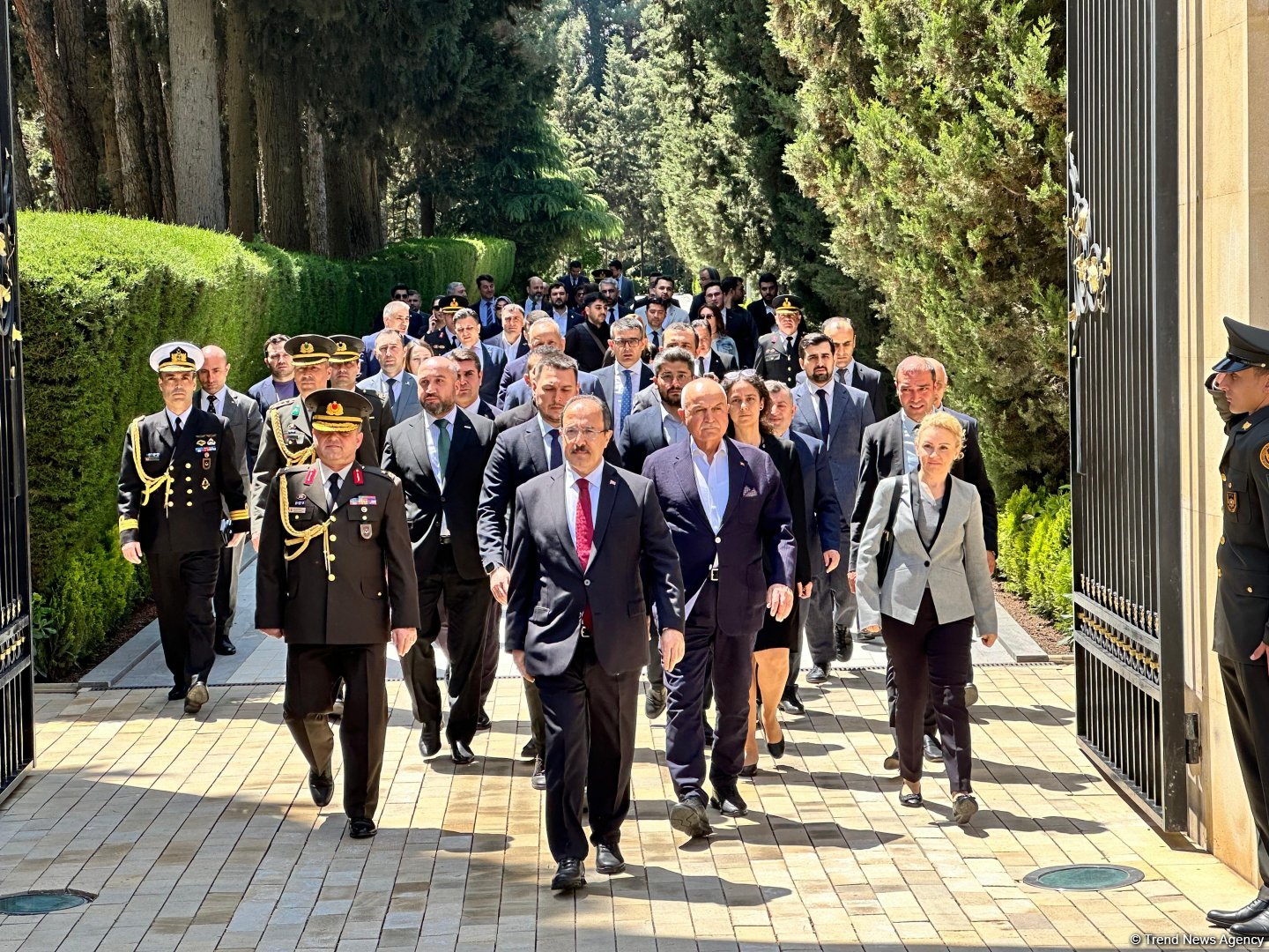 Dövlət rəsmiləri Ulu Öndər Heydər Əliyevin xatirəsini ehtiramla yad edib (FOTO)