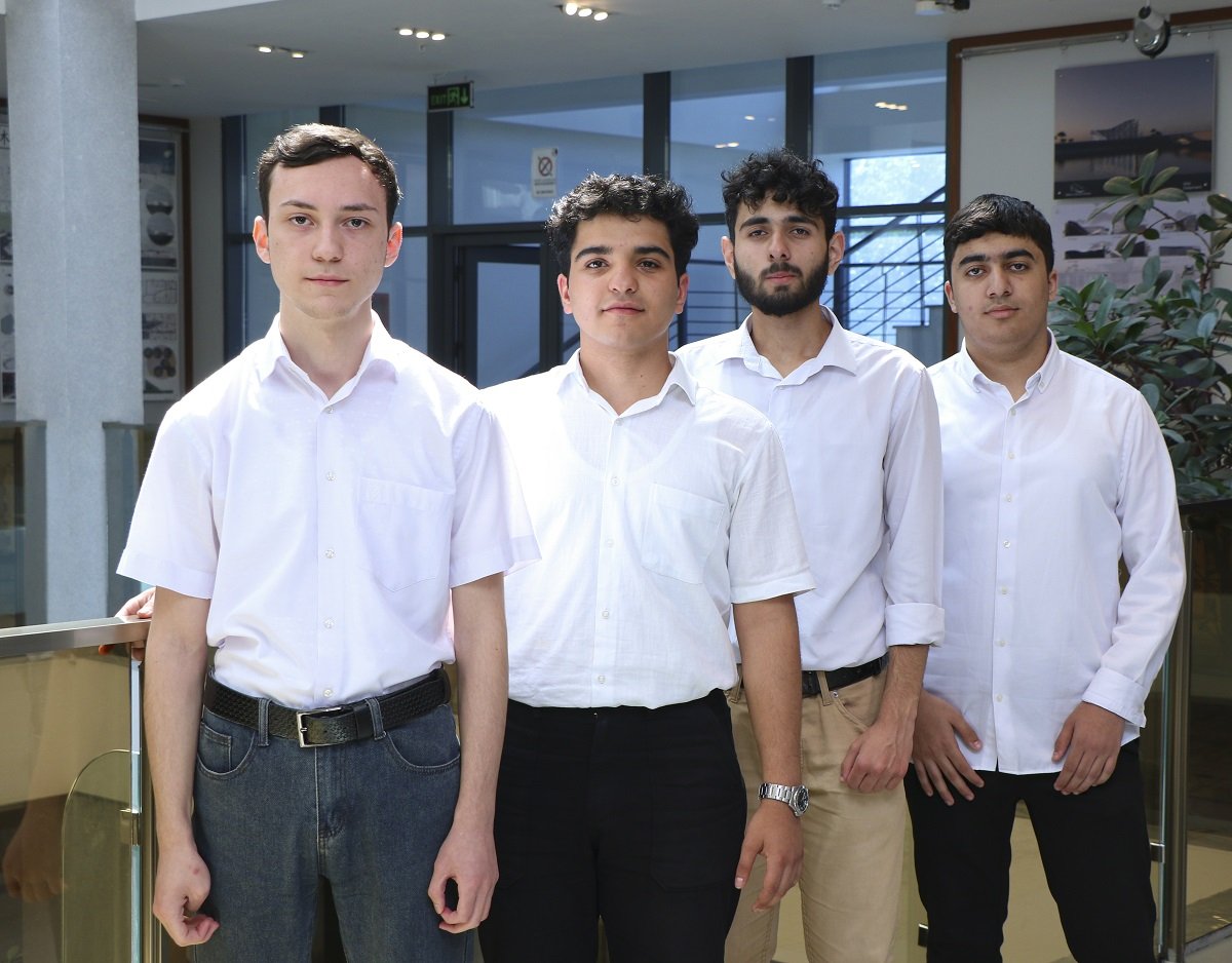 Fizika-Riyaziyyat Təmayüllü Liseyin şagirdləri buraxılış imtahanlarında yüksək nəticə əldə ediblər (FOTO)