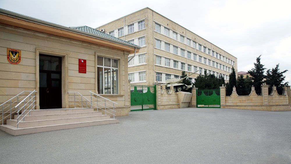 Müdafiə Nazirliyi HHQ-nin hərbi hissələrində müddətdən artıq həqiqi hərbi xidmət keçmək istəyənlərin qəbulunu elan edib