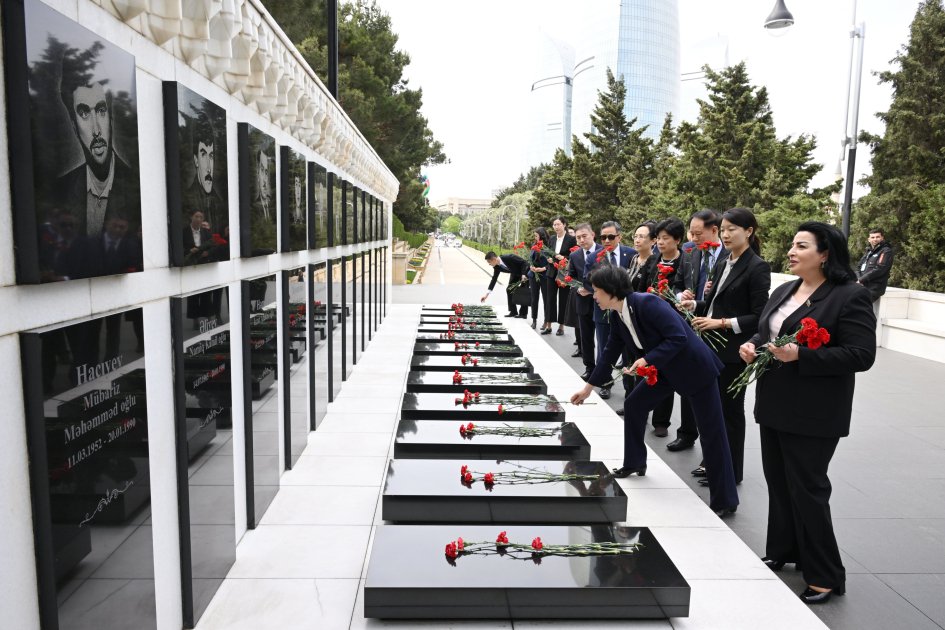 Çin Xalq Siyasi Məşvərət Şurasının nümayəndə heyəti Ulu Öndərin məzarını və Şəhidlər xiyabanını ziyarət edib (FOTO)