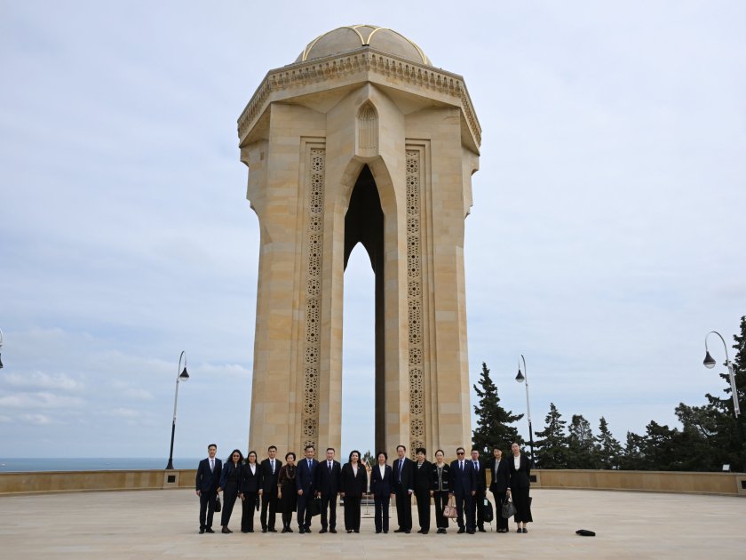 Çin Xalq Siyasi Məşvərət Şurasının nümayəndə heyəti Ulu Öndərin məzarını və Şəhidlər xiyabanını ziyarət edib (FOTO)