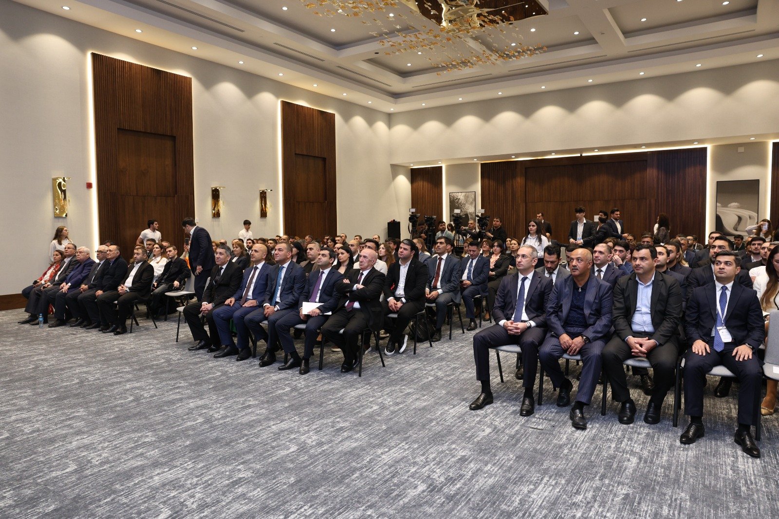 4 ayda Azərbaycana səfər edən əcnəbi vətəndaşların  sayında 40 faizə yaxın artım olub (FOTO)