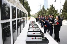 Çin Xalq Siyasi Məşvərət Şurasının nümayəndə heyəti Ulu Öndərin məzarını və Şəhidlər xiyabanını ziyarət edib (FOTO)