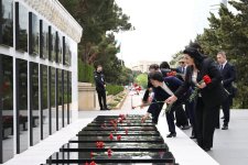Çin Xalq Siyasi Məşvərət Şurasının nümayəndə heyəti Ulu Öndərin məzarını və Şəhidlər xiyabanını ziyarət edib (FOTO)