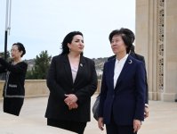 Çin Xalq Siyasi Məşvərət Şurasının nümayəndə heyəti Ulu Öndərin məzarını və Şəhidlər xiyabanını ziyarət edib (FOTO)