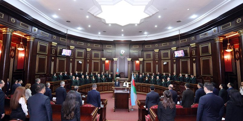 Təyinat alan 27 hakim and içdi (FOTO)