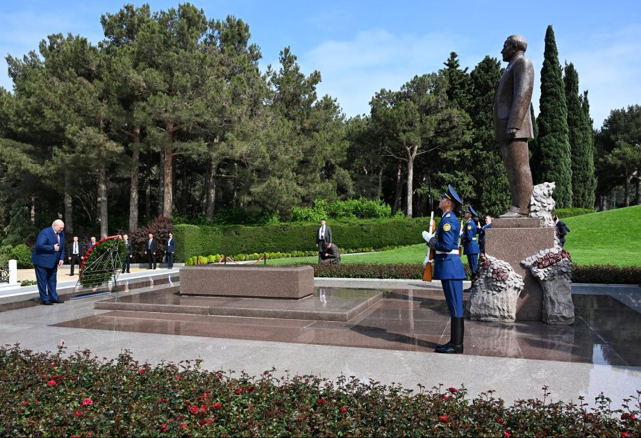 Aleksandr Lukaşenko Ulu Öndər Heydər Əliyevin məzarını ziyarət edib