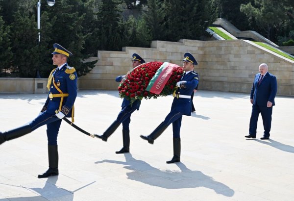 Belarus Prezidenti Bakıda şəhidlərin xatirəsini anıb (FOTO)