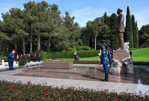 Aleksandr Lukaşenko Ulu Öndər Heydər Əliyevin məzarını ziyarət edib