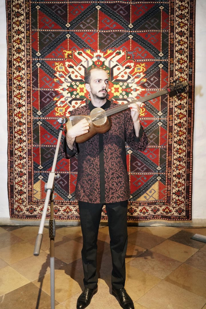 Riqada ilk dəfə “Yaddaşın genetik kodu. Azərbaycan xalçaları” ənənəvi Azərbaycan xalçalarından ibarət böyük sərgi təşkil olunub (FOTO)
