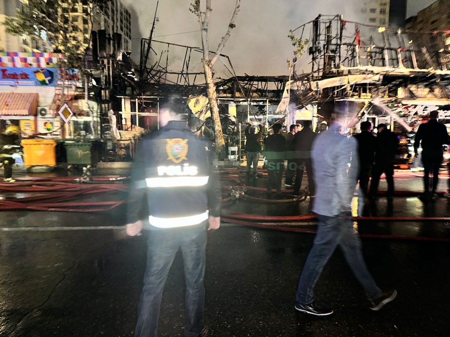Bakıda güclü yanğının baş verdiyi ərazidən yeni görüntülər (FOTO/VİDEO)