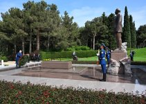 Aleksandr Lukaşenko Ulu Öndər Heydər Əliyevin məzarını ziyarət edib