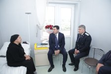Elnur Rzayev xəstəxanada müalicə alan şəhid anasını ziyarət edib