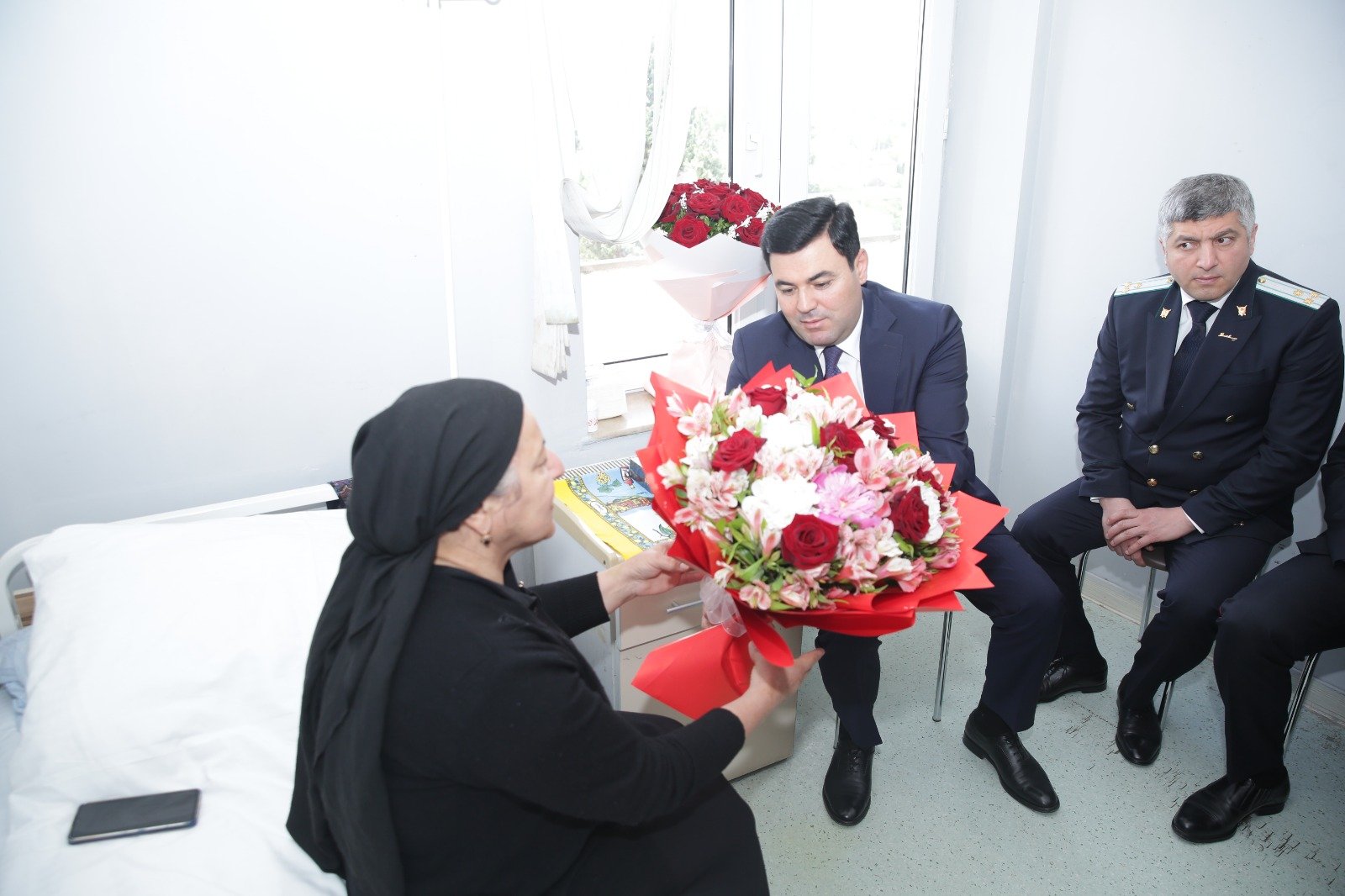 Elnur Rzayev xəstəxanada müalicə alan şəhid anasını ziyarət edib